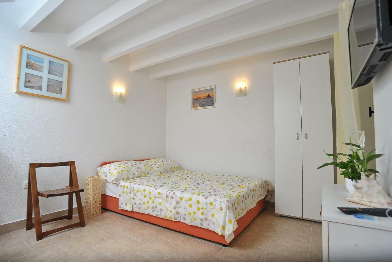 Apartments Sonia & Ana Trogir Bagian luar foto
